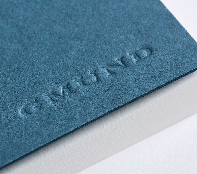 Prägung Gmund Logo auf blauem Gmund Papier